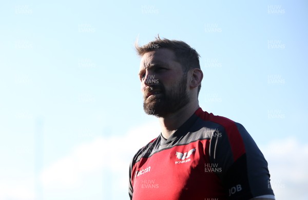 180518 - Glasgow Warriors v Scarlets - PRO14 Semi Final - John Barclay of Scarlets on the pitch before the game