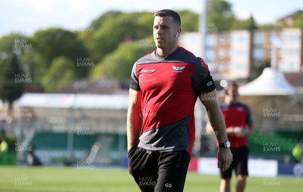 180518 - Glasgow Warriors v Scarlets - PRO14 Semi Final - Gareth Davies of Scarlets walks on the pitch before the game