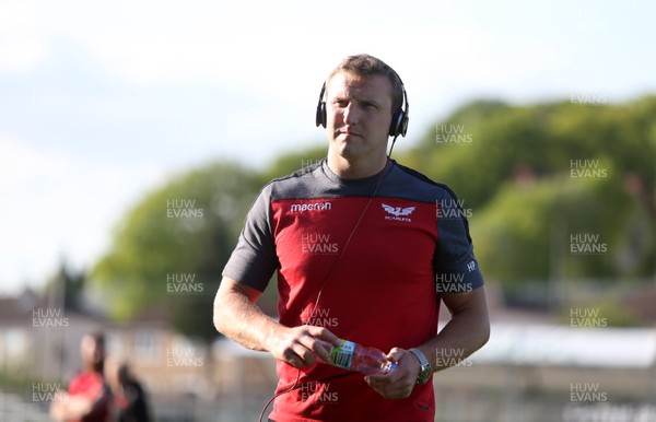 180518 - Glasgow Warriors v Scarlets - PRO14 Semi Final - Hadleigh Parkes of Scarlets walks on the pitch before the game