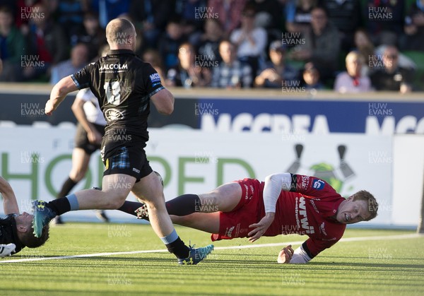 180518 - Glasgow Warriors v Scarlets - PRO14 Semi Final - Rhys Patchell of Scarlets scores a try