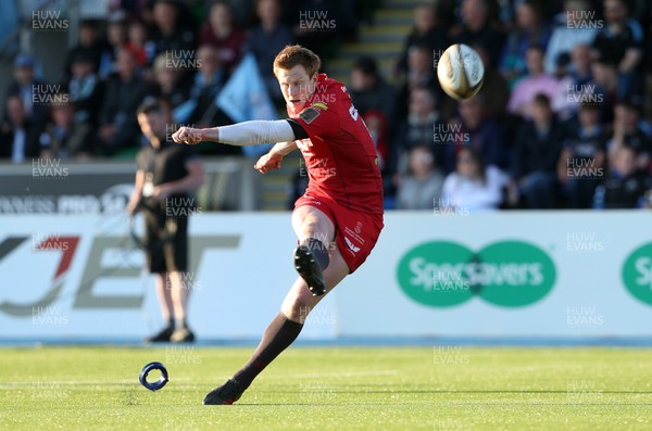 180518 - Glasgow Warriors v Scarlets - PRO14 Semi Final - Rhys Patchell of Scarlets converts his own try