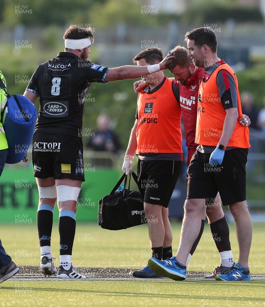 180518 - Glasgow Warriors v Scarlets - PRO14 Semi Final - Ryan Wilson of Glasgow taps John Barclay of Scarlets on the head as he goes off injured