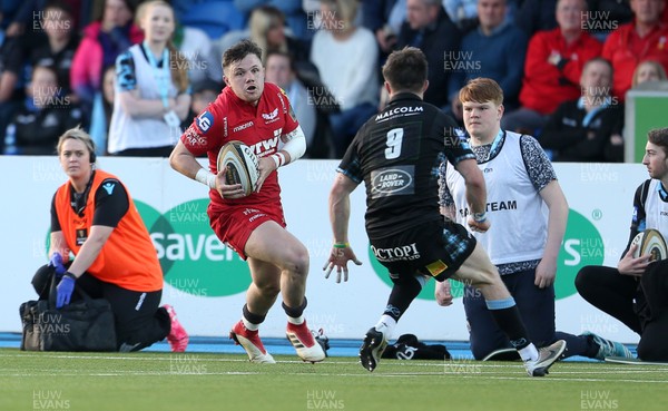 180518 - Glasgow Warriors v Scarlets - PRO14 Semi Final - Steff Evans of Scarlets is challenged by George Horne of Glasgow