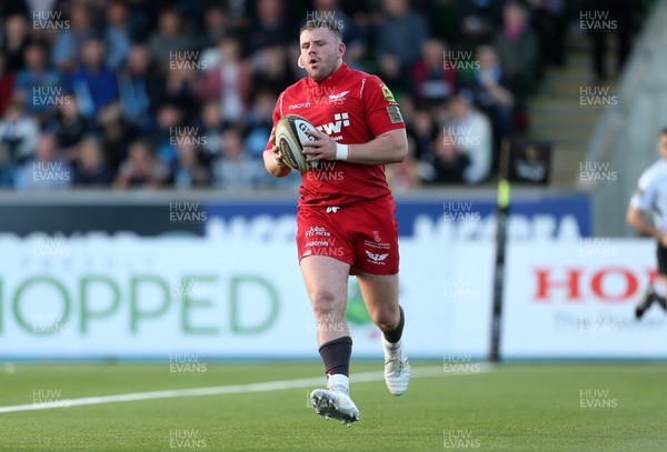 180518 - Glasgow Warriors v Scarlets - PRO14 Semi Final - Rob Evans of Scarlets runs in to score a try
