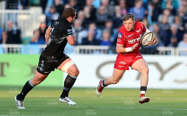 180518 - Glasgow Warriors v Scarlets - PRO14 Semi Final - Steff Evans of Scarlets is challenged by Fraser Brown of Glasgow