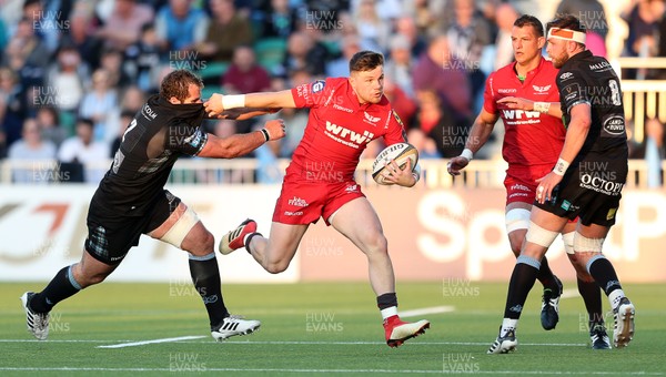180518 - Glasgow Warriors v Scarlets - PRO14 Semi Final - Steff Evans of Scarlets is challenged by Fraser Brown of Glasgow