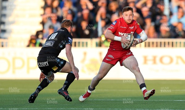 180518 - Glasgow Warriors v Scarlets - PRO14 Semi Final - Steff Evans of Scarlets is tackled by Finn Russell of Glasgow