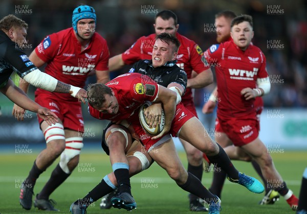 180518 - Glasgow Warriors v Scarlets - PRO14 Semi Final - Hadleigh Parkes of Scarlets is tackled by Matt Fagerson of Glasgow