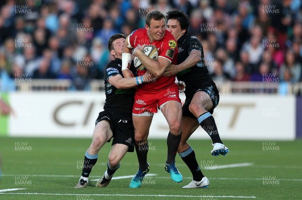 180518 - Glasgow Warriors v Scarlets - PRO14 Semi Final - Hadleigh Parkes of Scarlets is tackled by George Horne and Sam Johnson of Glasgow