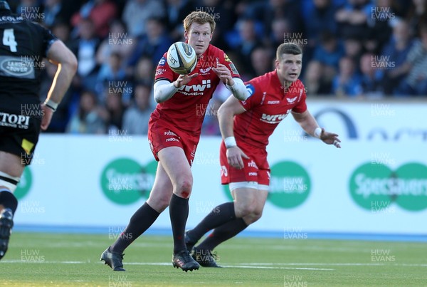180518 - Glasgow Warriors v Scarlets - PRO14 Semi Final - Rhys Patchell and Scott Williams of Scarlets