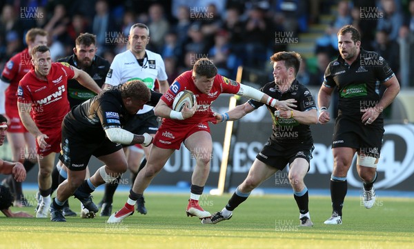180518 - Glasgow Warriors v Scarlets - PRO14 Semi Final - Steff Evans of Scarlets is tackled by Siua Halanukonuka and George Horne of Glasgow