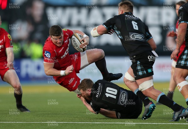 180518 - Glasgow Warriors v Scarlets - PRO14 Semi Final - Scott Williams of Scarlets is tackled by Finn Russell of Glasgow