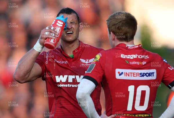 180518 - Glasgow Warriors v Scarlets - PRO14 Semi Final - Aaron Shingler and Rhys Patchell of Scarlets