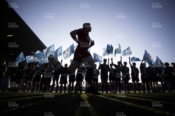 180518 - Glasgow Warriors v Scarlets - PRO14 Semi Final - Scott Williams of Scarlets runs out onto the pitch