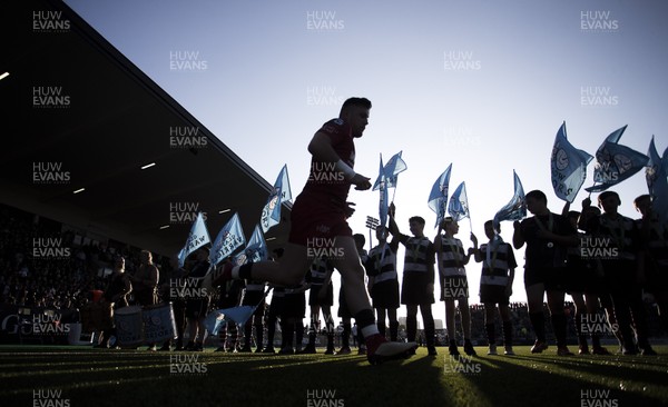 180518 - Glasgow Warriors v Scarlets - PRO14 Semi Final - Steff Evans of Scarlets runs out onto the pitch