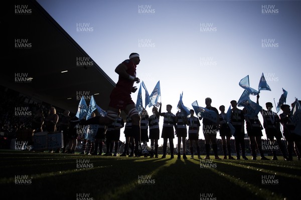 180518 - Glasgow Warriors v Scarlets - PRO14 Semi Final - Aaron Shingler of Scarlets runs out onto the pitch