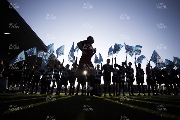 180518 - Glasgow Warriors v Scarlets - PRO14 Semi Final - Ken Owens of Scarlets runs out onto the pitch