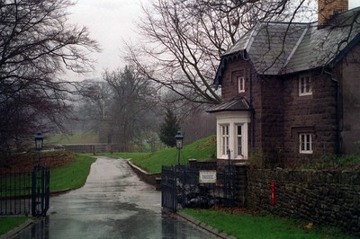 040295 - The entrance to Glen Usk Park, the Legge-Bourke family home near Crickhowell 