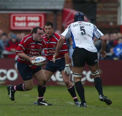 080203 - Gloucester v Bath - Zurich Premiership - Gloucester Prop Rodrigo Roncero breaks out of defence as Danny Grewcock shadows him