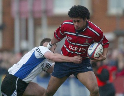 080203 - Gloucester v Bath - Zurich Premiership - Gloucester Centre Terry Fanolua hands off Bath scrum-half Andy Williams