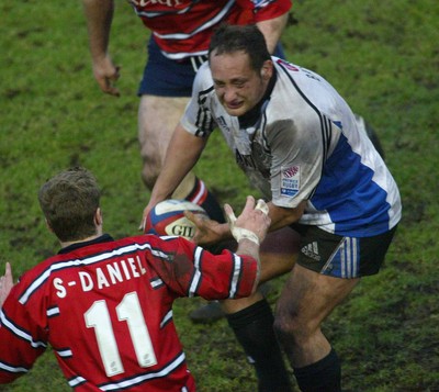 080203 - Gloucester v Bath - Zurich Premiership - Bath Prop David Barnes looks to spread the ball wide as James Simpson-Daniel moves in to block his pass