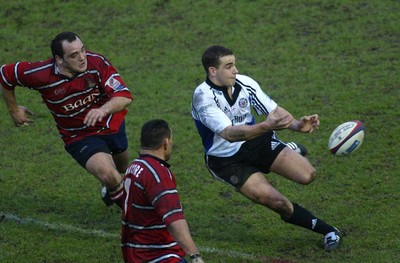 080203 - Gloucester v Bath - Zurich Premiership - Bath outside-half Ollie Barkley spreads the ball wide as they look to hit Gloucester on the counter attack 