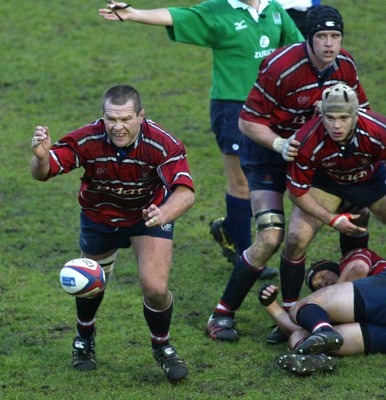 080203 - Gloucester v Bath - Zurich Premiership - Gloucester Prop Andy Deacon gets the ball away from a ruck