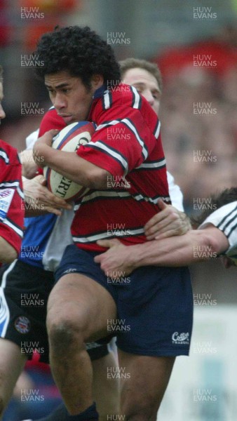 080203 - Gloucester v Bath - Zurich Premiership - Gloucester Centre Terry Fanolua charges forward as Gloucester pile on some pressure