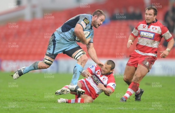 08.11.09 - Gloucester v Cardiff Blues - LV= Cup - Xavier Rush of Cardiff Blues holds off Carlos Spencer of Gloucester as he bursts through to score try. 