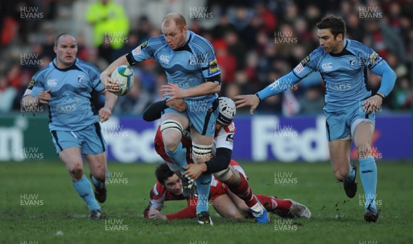 18.01.09 - Gloucester v Cardiff Blues - Heineken Cup - Cardiff's Martyn Williams is tackled by Gloucester's Alasdair Strokosch. 