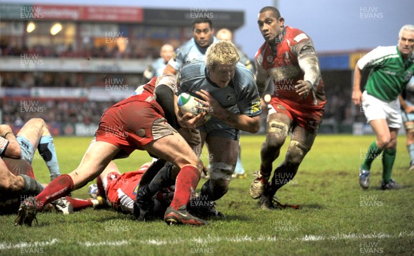 18.01.09 - Gloucester v Cardiff Blues - Heineken Cup - Cardiff's Bradley Davies dives over to score try. 