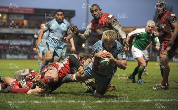 18.01.09 - Gloucester v Cardiff Blues - Heineken Cup - Cardiff's Bradley Davies dives over to score try. 