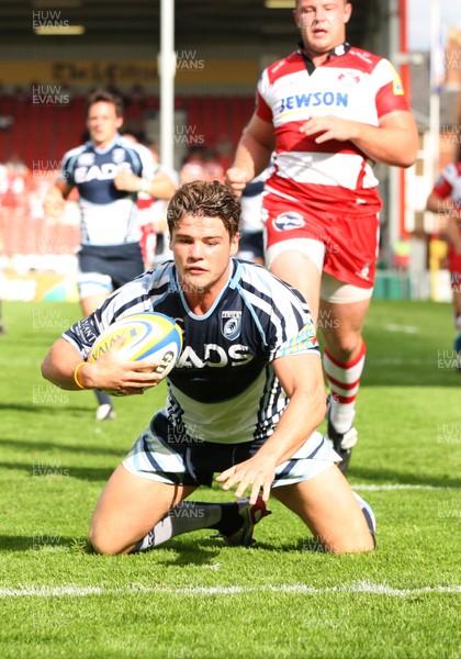 180812 - Gloucester Rugby v Cardiff Blues, Pre-season Friendly - Cardiff Blues Harry Robinson dives in to score try 