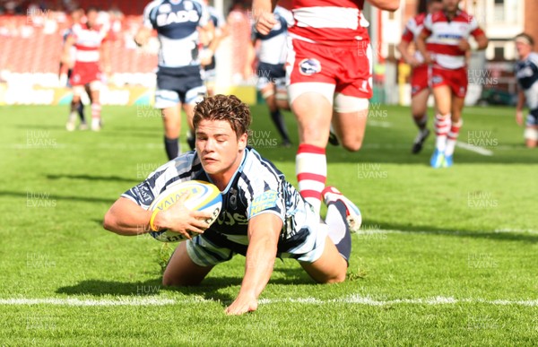 180812 - Gloucester Rugby v Cardiff Blues, Pre-season Friendly - Cardiff Blues Harry Robinson dives in to score try 