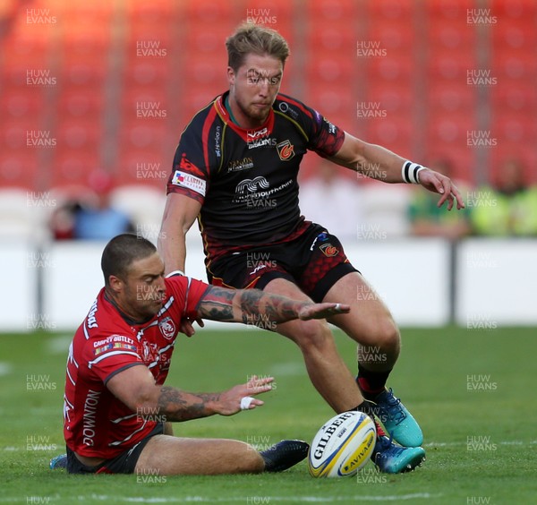 230818 - Gloucester Rugby v Dragons - Pre Season Friendly - Matt Banahan of Gloucester and Tyler Morgan of Dragons grapple for the ball