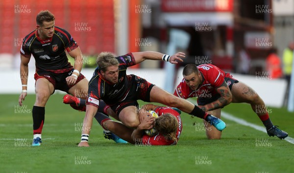 230818 - Gloucester Rugby v Dragons - Pre Season Friendly - Tyler Morgan of Dragons collides with Billy Twelvetrees of Gloucester