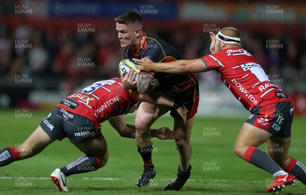 230818 - Gloucester Rugby v Dragons - Pre Season Friendly - Tavis Knoyle of Dragons is tackled by Henry Purdy of Gloucester