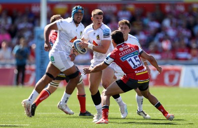 270425 - Gloucester Rugby v Exeter Chiefs - Premiership - Joe Hawkins of Exeter Chiefs is challenged by Santi Carreras of Gloucester 