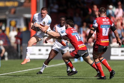 270425 - Gloucester Rugby v Exeter Chiefs - Premiership - Will Haydon-Wood of Exeter Chiefs is challenged by Jake Morris of Gloucester 