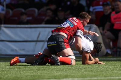 270425 - Gloucester Rugby v Exeter Chiefs - Premiership - Ruan Ackermann of Gloucester and Dafydd Jenkins of Exeter Chiefs have a disagreement on the field