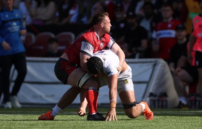 270425 - Gloucester Rugby v Exeter Chiefs - Premiership - Ruan Ackermann of Gloucester and Dafydd Jenkins of Exeter Chiefs have a disagreement on the field