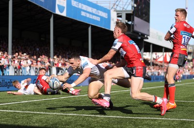 270425 - Gloucester Rugby v Exeter Chiefs - Premiership - Will Rigg of Exeter Chiefs scores a try