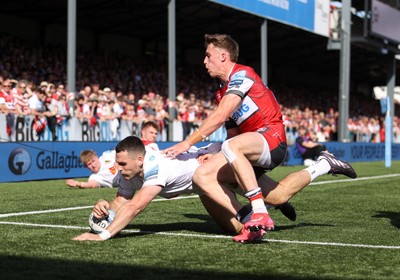 270425 - Gloucester Rugby v Exeter Chiefs - Premiership - Will Rigg of Exeter Chiefs scores a try