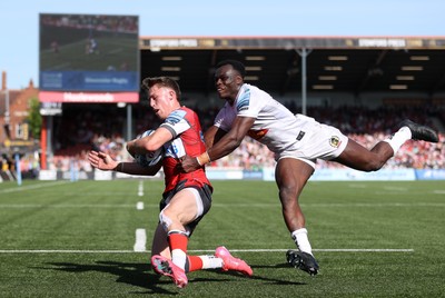 270425 - Gloucester Rugby v Exeter Chiefs - Premiership - Jack Cotgreave of Gloucester is tackled by Paul Brown-Bampoe of Exeter Chiefs 