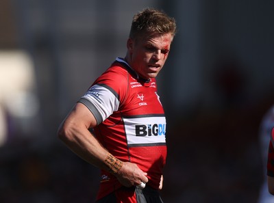 270425 - Gloucester Rugby v Exeter Chiefs - Premiership - Gareth Anscombe of Gloucester struggles with a cut to his eye