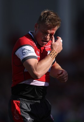 270425 - Gloucester Rugby v Exeter Chiefs - Premiership - Gareth Anscombe of Gloucester struggles with a cut to his eye
