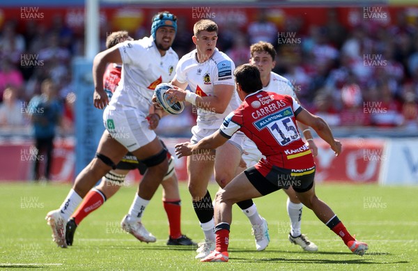 270425 - Gloucester Rugby v Exeter Chiefs - Premiership - Joe Hawkins of Exeter Chiefs is challenged by Santi Carreras of Gloucester 