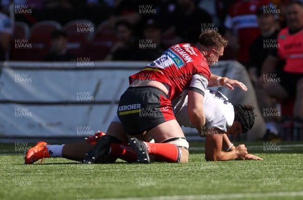 270425 - Gloucester Rugby v Exeter Chiefs - Premiership - Ruan Ackermann of Gloucester and Dafydd Jenkins of Exeter Chiefs have a disagreement on the field