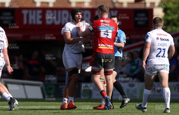 270425 - Gloucester Rugby v Exeter Chiefs - Premiership - Dafydd Jenkins of Exeter Chiefs and Arthur Clark of Gloucester have a disagreement on the field