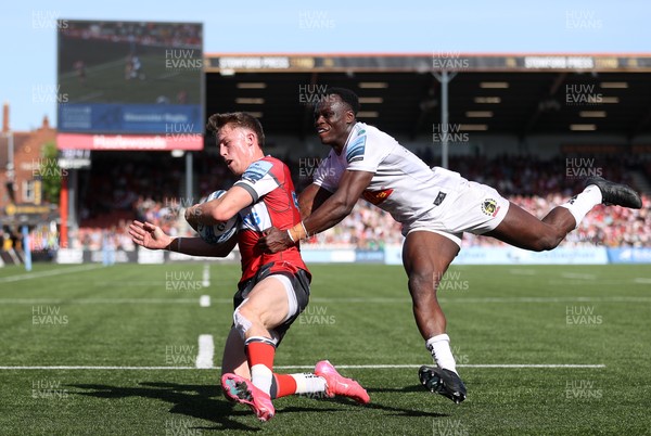 270425 - Gloucester Rugby v Exeter Chiefs - Premiership - Jack Cotgreave of Gloucester is tackled by Paul Brown-Bampoe of Exeter Chiefs 